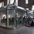 Milano, i profughi nei negozi vuoti in Galleria delle...