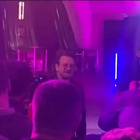 Bono si esibisce a sorpresa nella metro di Kiev 