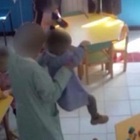 Bimbi dell'asilo nido maltrattati, indagate 5 maestre e la titolare: «Li sbattevano per terra per costringerli a stare seduti»