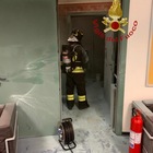 Incendio nel bagno del centro commerciale: i vigili del fuoco domano le fiamme