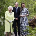 Kate Middleton evoca la primavera con il maxidress floreale