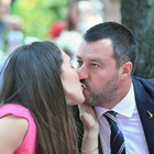Salvini e la fidanzata Francesca Verdini, bacio "distratto" al party all'ambasciata Usa