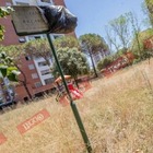 Roma, il parco dedicato al figlio è nel degrado: i genitori coprono la targa messa dal Comune