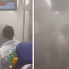 Follia a Napoli: fumogeno acceso in metropolitana al gol, il treno resta bloccato per un'ora in galleria. A bordo panico e malori VIDEO