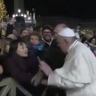 Papa Francesco strattonato, si infuria e reagisce. Poi si scusa: «Anche io perdo la pazienza»