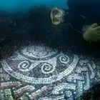 Nuova scoperta a Baia, dal mare spunta mosaico dal disegno "misterioso". «Una stanza delle meraviglie»