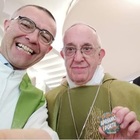 Parroco posta selfie: Papa Francesco con la spilletta “Apriamo i porti”
