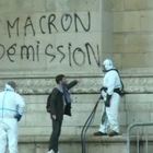Dopo gli scontri addetti alle pulizie in azione sugli Champs-Élysées