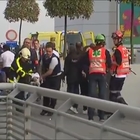 Video/ I soccorritori estraggono feriti