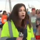 Giornalista molestata in diretta tv, corridore la sculaccia durante la maratona