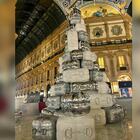 Milano, l'albero di Natale Gucci in Galleria scatena la polemica: «Magari acceso sarà più bello...»