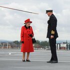 Elisabetta, l'omaggio toccante a Filippo nella visita ufficiale sulla portaerei della Royal Navy