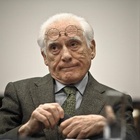 Angelo Guglielmi, addio allo storico direttore di Rai3: aveva 93 anni, lanciò Santoro e Augias FOTO