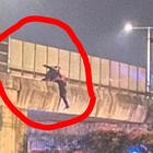 Ragazza tenta di gettarsi dal ponte della Tangenziale di Bari, carabiniere la salva abbracciandola attraverso il guard rail per oltre 15 minuti
