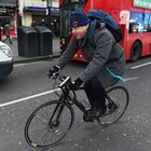 Covid, Boris Johnson «viola» le restrizioni e si allontana in bicicletta: polemica sul premier