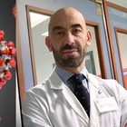 Omicron, la proposta Matteo Bassetti: «Stop quarantena per i positivi senza sintomi o si blocca il paese»