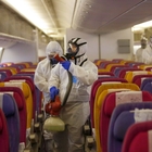 Coronavirus, in aereo con la mascherina ma vicini: niente posti vuoti, la Ue accontenta le compagnie