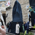 Firenze, la statua del David coperta da un drappo nero