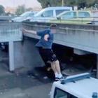Parkour sui tetti delle auto dei vigili: denunciati 5 giovani stuntman, lavoravano per Netflix