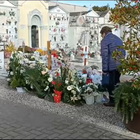 Giulia Cecchettin, pellegrinaggio al cimitero di Saonara: fiori, biglietti e peluche sulla tomba