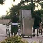 • Profughi in bicicletta col frigorifero in test: su Fb si scatena l'ironia