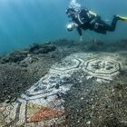 Sorpresa a Baia, dal mare spunta mosaico dal disegno "misterioso": «Una stanza delle meraviglie»