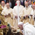 Bergoglio alla messa di Natale: «Logica del mondo è dare per avere, Dio arriva gratis»