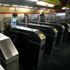 Metro Roma, pugni alla verificatrice che gli chiede biglietto dopo che ha scavalcato i tornelli: la donna in ospedale