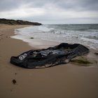 Nuovo naufragio in Libia, 100 dispersi e 3 bimbi morti