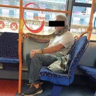 Manchester, sale sul bus ma al posto della mascherina indossa un... serpente