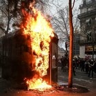 Francia, violente proteste contro la riforma delle pensioni: a Parigi feriti 123 poliziotti, almeno 80 i fermati