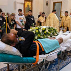 Ferrara, in barella al funerale del figlio morto mentre lavorava con lui