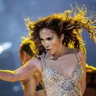 Jennifer Lopez scivola e cade sul palco: il concerto continua sul "lato B"