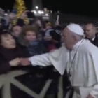 Papa Francesco arrabbiato a San Pietro: la fedele lo strattona, lui reagisce così