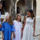 Letizia di Spagna, total white per le vacanze: outfit abbinato a quello della figlia Sofia