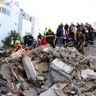 Terremoto Albania, i vigili del fuoco italiani: «Così abbiamo trovato la mamma e i figli morti abbracciati sotto le macerie»