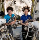 Lo spazio è delle donne: con Christina e Jessica la prima passeggiata tutta al femminile in orbita Video Foto