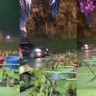 Thailandia, centinaia di scimmie fuggono in strada: sono terrorizzate dai fuochi d’artificio