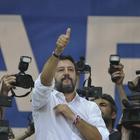 Salvini a Pontida: «È l'Italia che vincerà». Clima teso, Gad Lerner insultato e videomaker aggredito