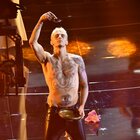 Achille Lauro a torso nudo sul palco canta "Domenica" e si battezza: show in apertura del Festival