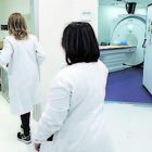 Ospedali senza medici: rinviate
quattromila operazioni al giorno Ospedali senza medici: rinviate
quattromila operazioni al giorno