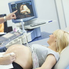 Covid in gravidanza, lo studio italiano: «Il virus si può trasmettere dalla mamma al bimbo nel pancione»