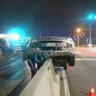 Non vede lo spartitraffico: auto "infilzata" sul Ponte della Libertà