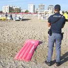 Si masturba davanti ai bimbi armato di coltello, choc in spiaggia a Rimini: l'uomo rischia il linciaggio
