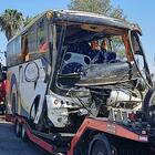 Autobus con lavoratori marocchini si ribalta, un morto e 25 feriti. L'incidente choc scatena le polemiche