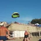 Incidente con il paracadute su spiaggia piena di bagnanti