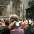 Papa Benedetto XVI aggredito durante la messa di Natale a San Pietro