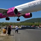 Wizz Air, atterraggio "estremo" sull'isola greca: l'aereo sfiora i bagnanti in spiaggia. Il video da brividi è virale