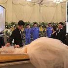 Lei muore di cancro e lui la sposa durante il funerale davanti a testimoni e amici