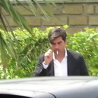 Fonseca si incontra con Friedkin e nell'attesa fuma una sigaretta